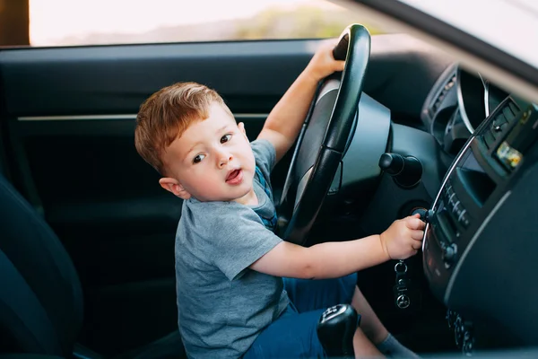 Netter kleiner Junge fährt Vater Auto — Stockfoto