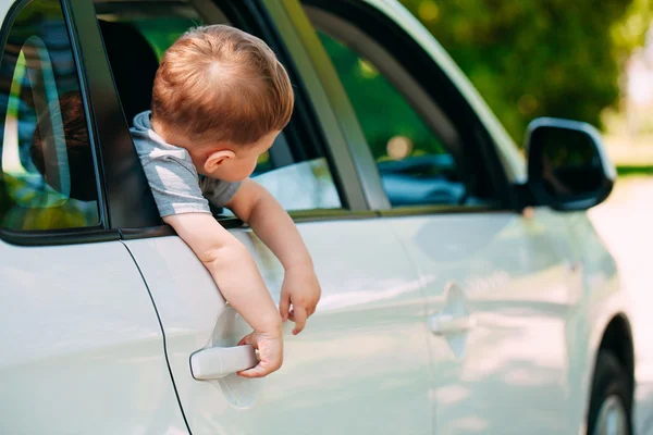 Adorable bebé en el coche —  Fotos de Stock