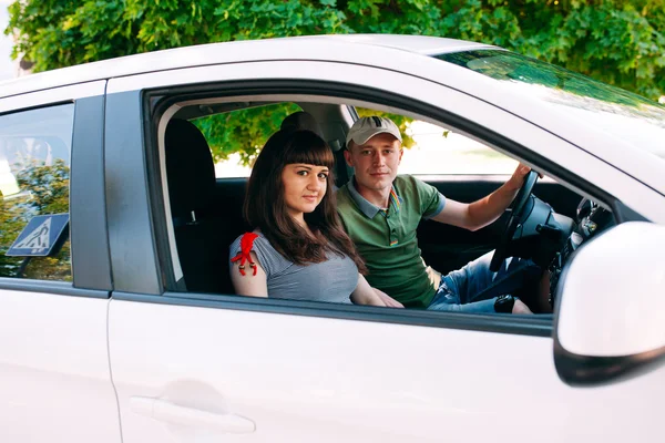 Familia feliz en el coche nuevo. Automóvil . — Foto de Stock