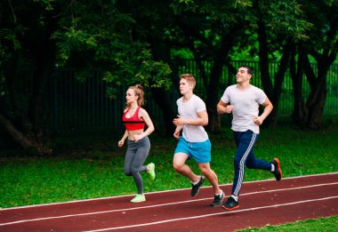 Gençler stadyum yarış alanında çalışan  