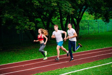 Gençler stadyum yarış alanında çalışan  