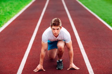 Atletik kadın yolda çalıştırmak başlangıç. Sağlıklı fitness kavramı