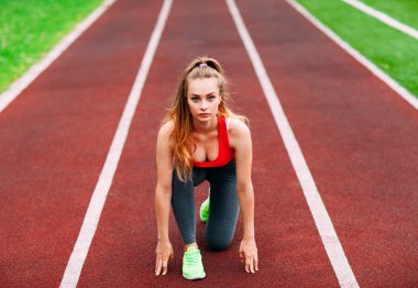 Atletik kadın yolda çalıştırmak başlangıç. Sağlıklı fitness kavramı