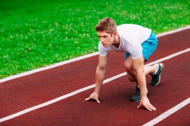 Atletik kadın yolda çalıştırmak başlangıç. Sağlıklı fitness kavramı