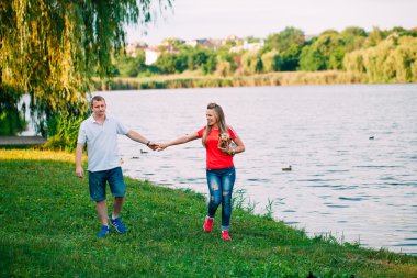 açık havada yürüyüşe güzel seven Çift