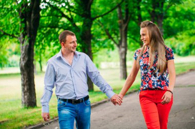 açık havada yürüyüşe güzel seven Çift