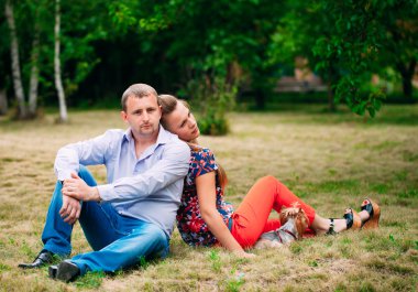 Mutlu genç çift köpek aşık. Park açık havada.