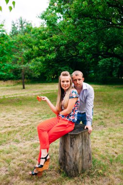 Lolipop eğlenceli. Çok renkli lolipop tatma genç sevgi dolu Çift