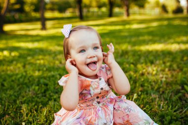 Yaz günü çayırda tatlı küçük bir kız..