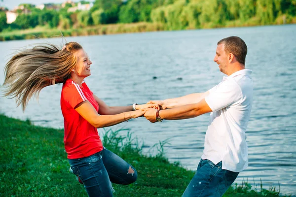 Hermosa pareja amorosa va a dar un paseo al aire libre —  Fotos de Stock