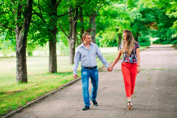 Krásný milující pár jít na procházku venku — Stock fotografie