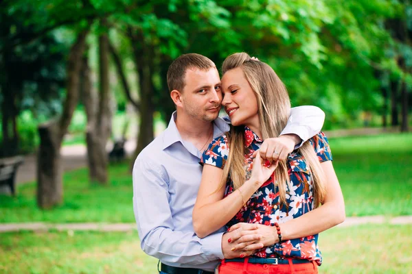 Šťastný mladý pár v lásce. Park venku. — Stock fotografie