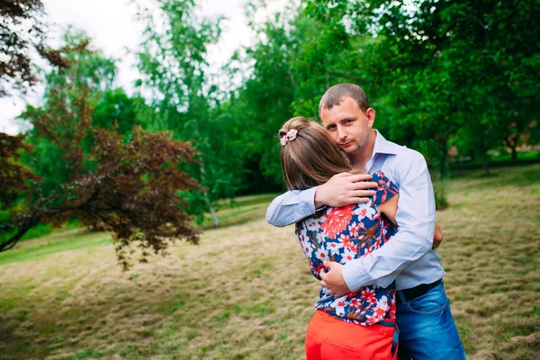 Um jovem casal feliz apaixonado. Parque ao ar livre . — Fotografia de Stock