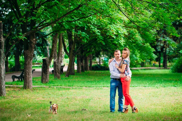 Gelukkige jonge paar in liefde. Park buiten. — Stockfoto