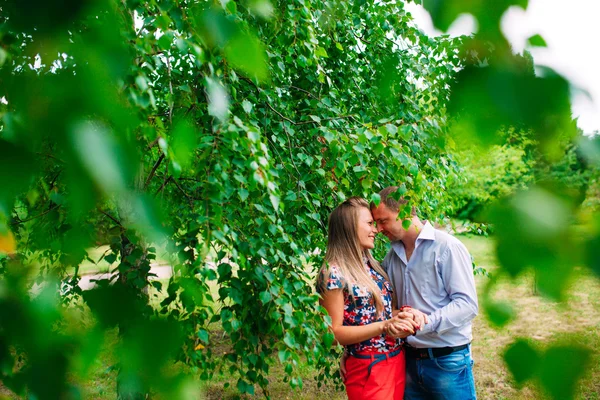 Um jovem casal feliz apaixonado. Parque ao ar livre . — Fotografia de Stock