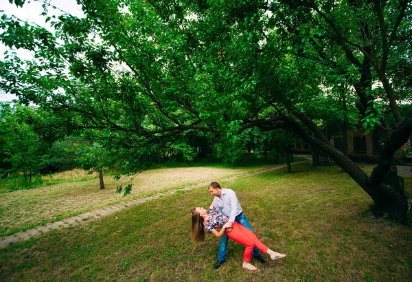Gelukkige jonge paar in liefde. Park buiten. — Stockfoto