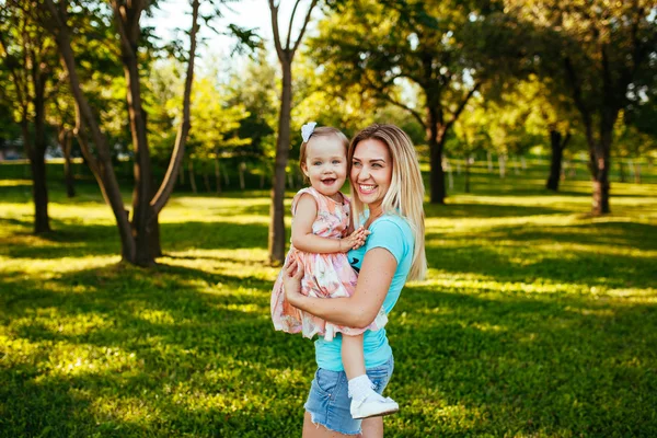 Happy mom and daughter smiling at nature. — Stock Photo, Image