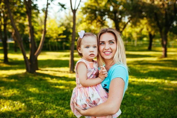 Happy mom and daughter smiling at nature. — Stock Photo, Image