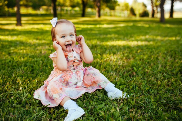 Linda niña en el prado en el día de verano. —  Fotos de Stock