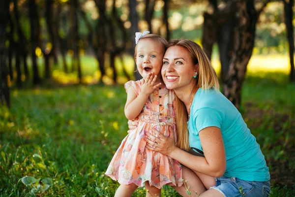 Happy mom and daughter smiling at nature. — Stock Photo, Image