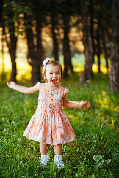 Retrato al aire libre de adorable niña sonriente en el día de verano —  Fotos de Stock