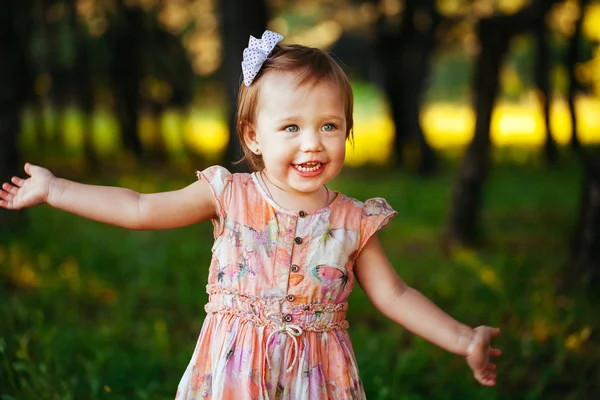 Outdoor portrait of adorable smiling little girl in summer day — Stock Photo, Image