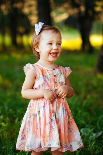 Outdoor portrait of adorable smiling little girl in summer day — Stock Photo, Image