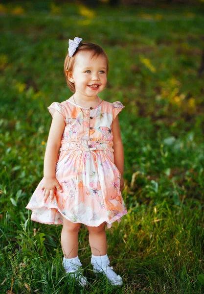 Retrato al aire libre de adorable niña sonriente en el día de verano —  Fotos de Stock