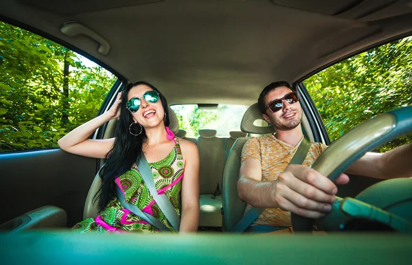 国の道路に沿って運転若いカップル. — ストック写真