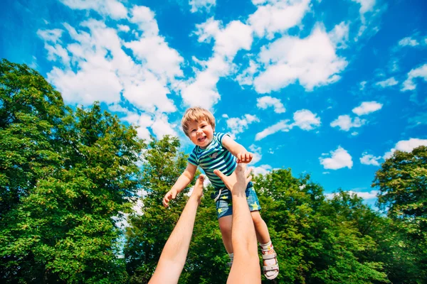 Jovem pai e filho brincando no parque. — Fotografia de Stock