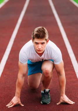 Atletik kadın yolda çalıştırmak başlangıç. Sağlıklı fitness kavramı