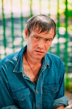 Evsiz adam olmak açık duran Dostu 