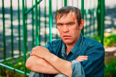 Evsiz adam olmak açık duran Dostu 