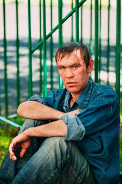 Evsiz adam olmak açık duran Dostu 