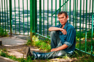 Evsiz adam olmak açık duran Dostu 