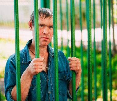 Evsiz adam olmak açık duran Dostu 