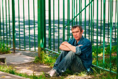 Evsiz adam olmak açık duran Dostu 