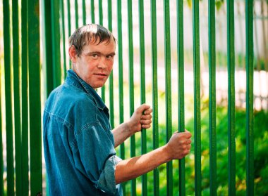 Evsiz adam olmak açık duran Dostu 