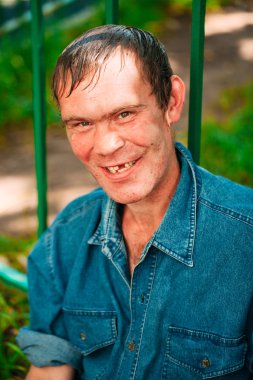 Evsiz adam olmak açık duran Dostu 