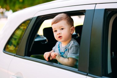 Bebek çocuk arabada