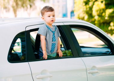 Bebek çocuk arabada