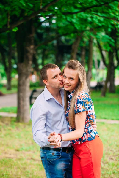 Happy young couple in love. Park outdoors. — Stock Photo, Image