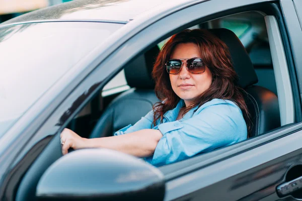 Hermosa mujer conduciendo su coche — Foto de Stock