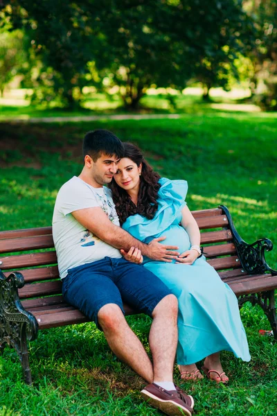 Bella coppia incinta rilassarsi all'aperto nel parco . — Foto Stock