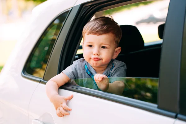 Förtjusande baby boy i bilen — Stockfoto