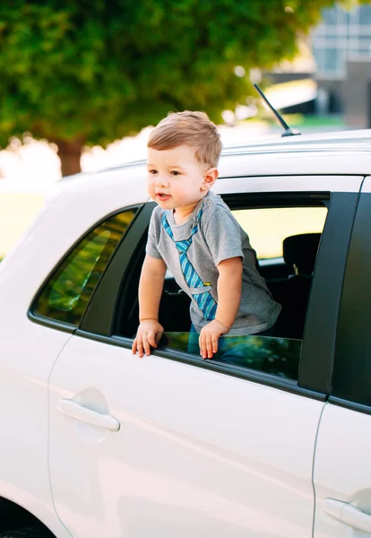 Entzückender kleiner Junge im Auto — Stockfoto