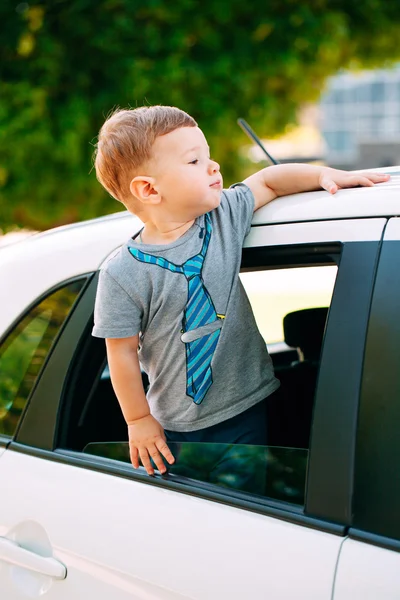 Entzückender kleiner Junge im Auto — Stockfoto