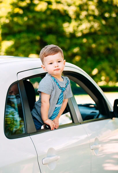 Adorable bebé en el coche — Foto de Stock