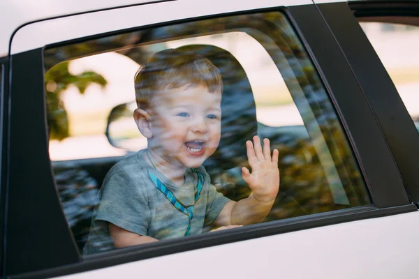 Αξιολάτρευτο μωρό αγόρι στο αυτοκίνητο — Φωτογραφία Αρχείου