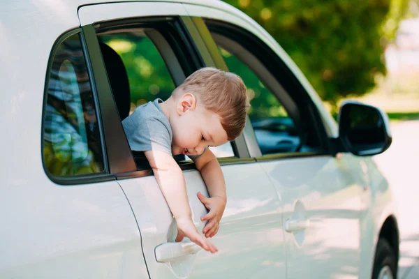 Entzückender kleiner Junge im Auto — Stockfoto